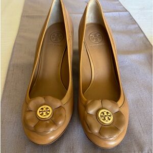 Tory Burch 9M flower wedge shoe, tan leather, never worn